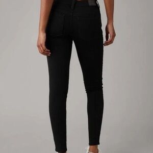 NWT women’s American Eagle black next level stretch 27 4 low rise jeggings